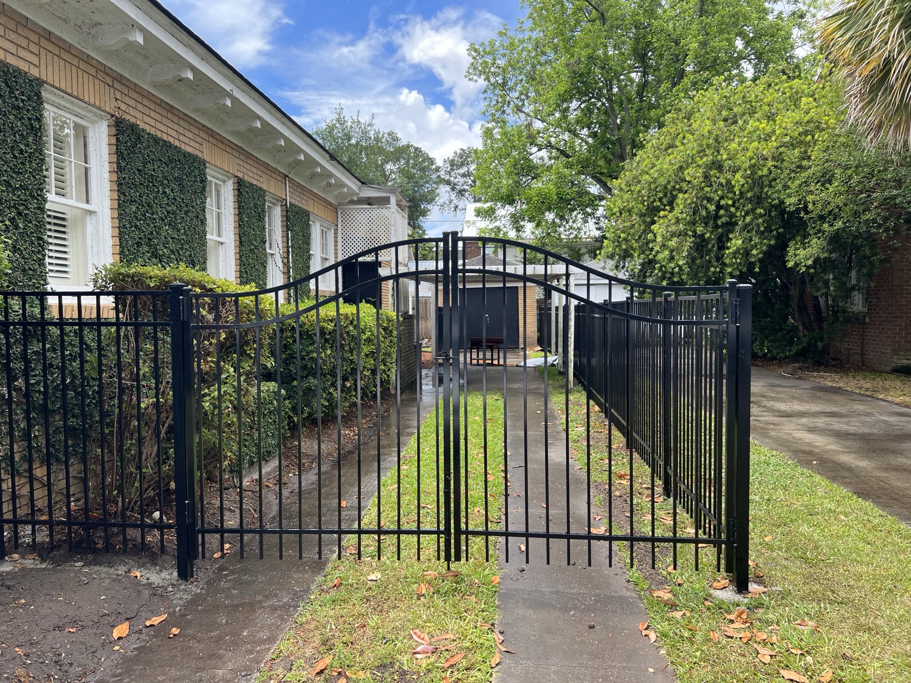 Aluminum arched double gate, front entry