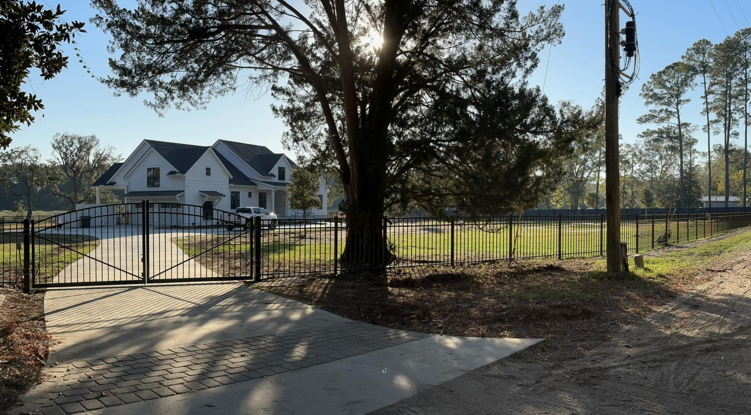 Security Fencing - Professional roofing service