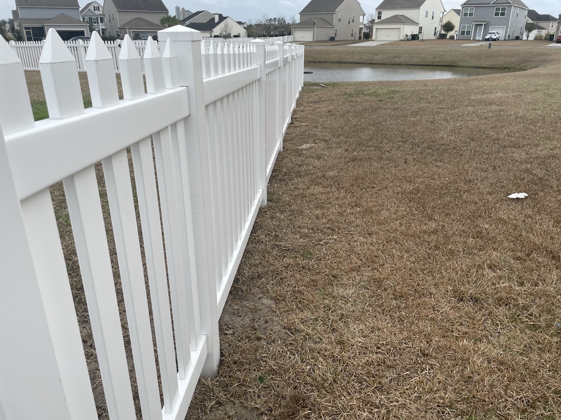 White vinyl scallop picket along the yard, Lowcountry